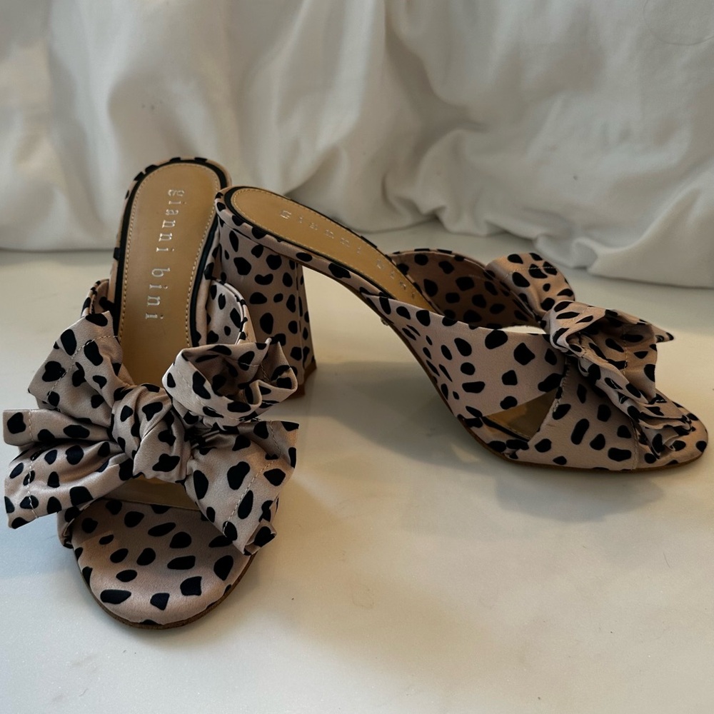 Gianni Bini Black and Cream Bow Heels